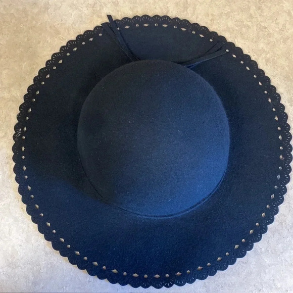 Anna & Ava Black 100% Wool Scalloped Edge Hat - Picture 5 of 9